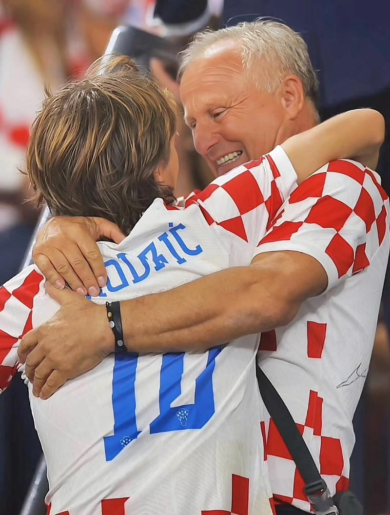 卡斯尔成马刺队史第三位在21岁以下得到30+10+5的球员