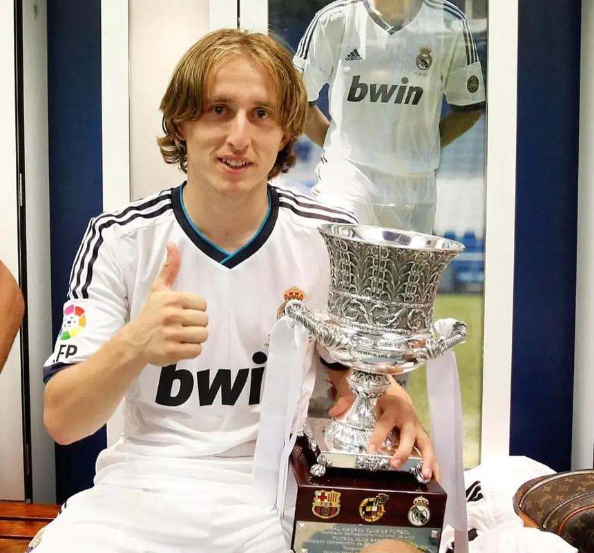 2016 赛季：白袜队由于球员克里斯·塞尔（Chris Sale）剪球衣事件，引发更衣室风波