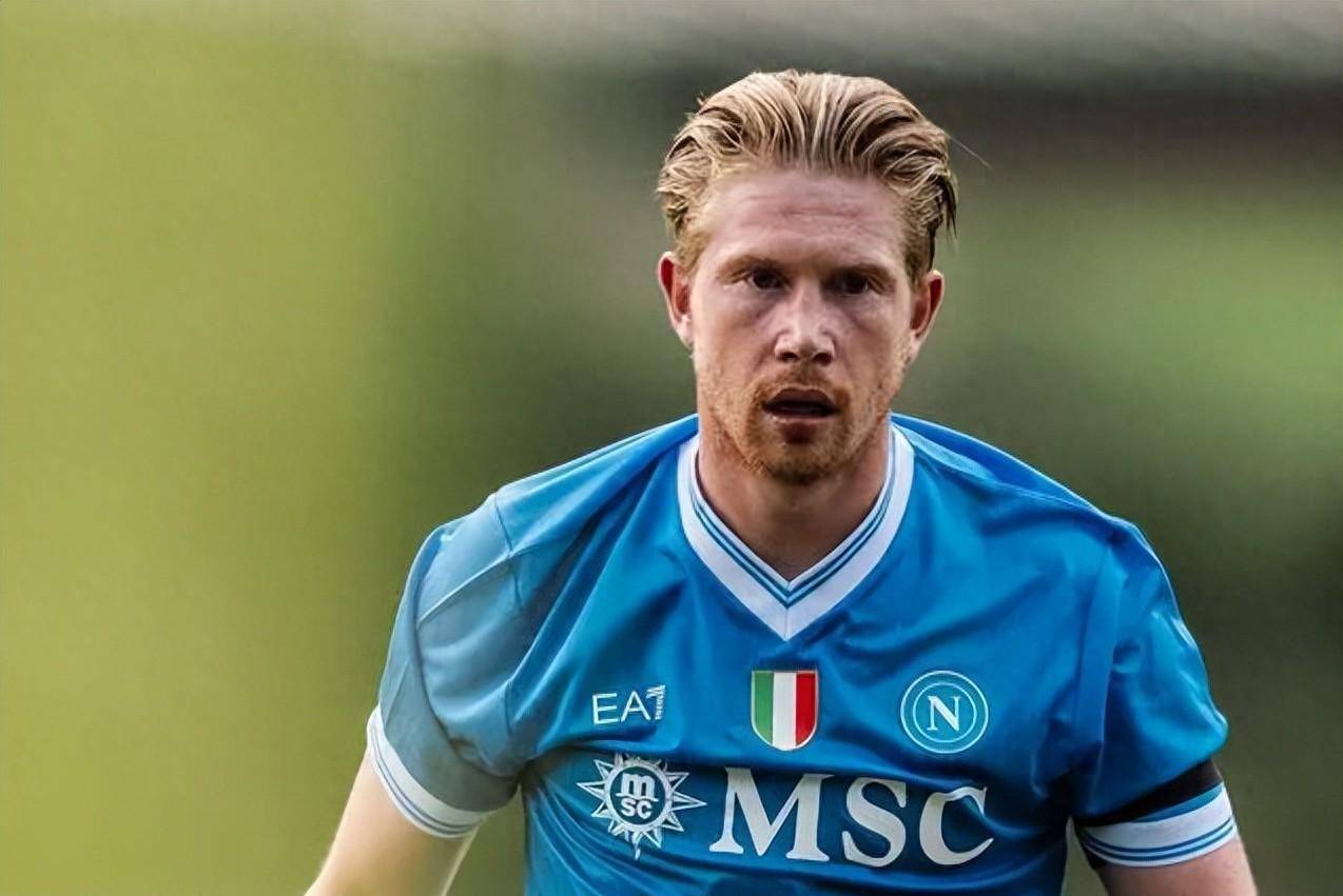 太阳报：麦克托米奈领意甲最佳球员奖，被女友透视着装抢风头